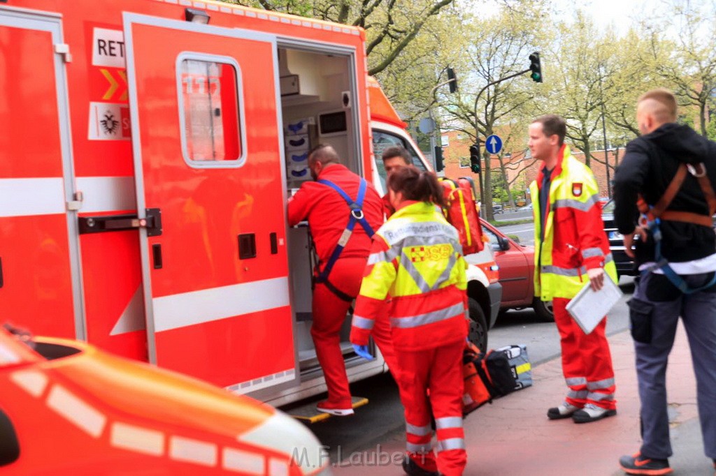 Gondel mit 2 Arbeiter blieb haengen Uni Center Koeln Luxemburgerstr P20.jpg